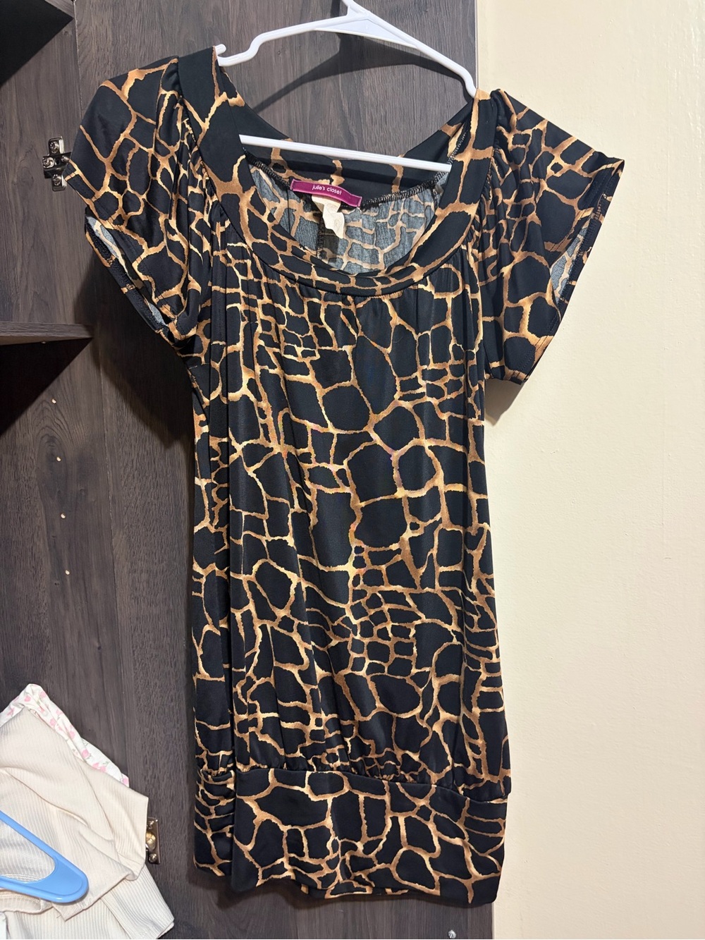 Vintage julie's closet Black & Tan Giraffe-Print Short Sleeve blouse